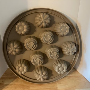 Vintage Pampered Chef Silicone Bakeware Floral Cupcake Pan Muffin Molds Flowers Rose
