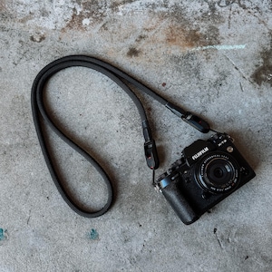 Black Camera neck strap for fujifilm, canon, leica, sony, film cameras. The minimalist strap with quick release connectors