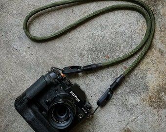 Tracolla per fotocamera verde oliva con attacchi a sgancio rapido