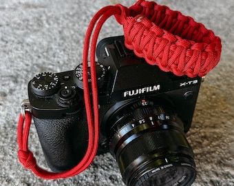 Correa de muñeca para cámara de paracord rojo de doble tejido. Seleccione su accesorio.