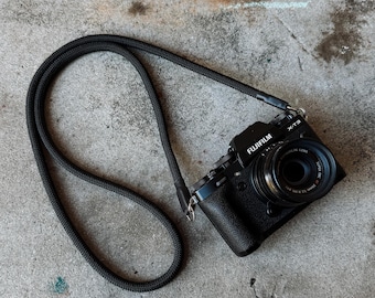 Tour de cou noir pour appareils photo fujifilm, canon, leica, sony, argentiques. Le bracelet minimaliste