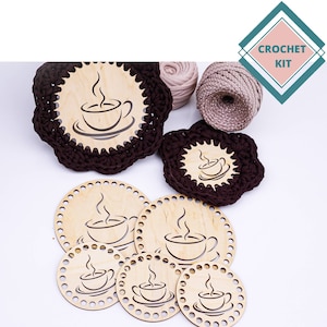 Peut inclure: Un kit de crochet avec cinq cercles en bois avec un motif de tasse de café. Le kit comprend du fil brun et un crochet.