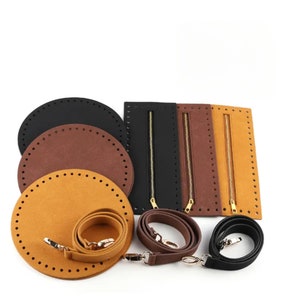 Puede incluir: Cuatro piezas de cuero redondas con agujeros para coser, tres piezas de cuero rectangulares con cremalleras y tres correas de cuero con cierres metálicos. Las piezas de cuero son de color marrón, negro y amarillo.