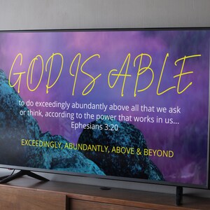 Könnte beinhalten: Ein violetter und blauer Farbverlaufshintergrund mit gelbem Textüberlagerung, der "GOD IS ABLE" lautet und ein Zitat aus Epheser 3:20. Der Text unter dem Zitat lautet "EXCEEDINGLY, ABUNDANTLY, ABOVE & BEYOND".