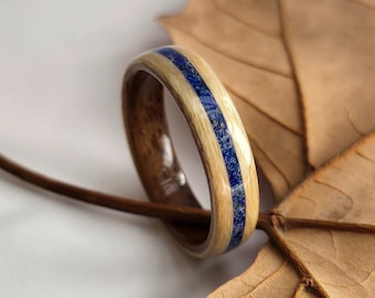 Anillo de madera con incrustaciones de lapislázuli: alianza de boda hecha a mano de arce y nogal