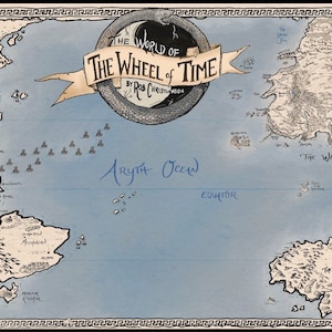 Puede incluir: Un mapa detallado del mundo ficticio de la serie de fantasía "La Rueda del Tiempo". El mapa está en tonos sepia con agua azul, con continentes, océanos y el título en una pancarta. Una rosa de los vientos está en la esquina inferior derecha.