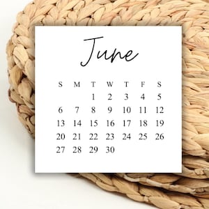 Pode incluir: Um calendário branco com a palavra "junho" escrita em itálico preto no topo. O calendário mostra o mês de junho com os dias da semana etiquetados como S, M, T, W, T, F, S. Os números de 1 a 30 estão listados em linhas, com cada linha representando uma semana do mês.