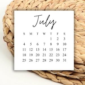 Op de afbeelding: Een witte kalender met de maand juli erop gedrukt. De kalender toont de dagen van de week en de data voor de maand juli.