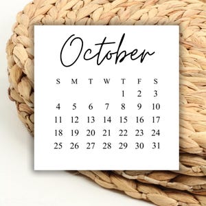 Può includere: Un calendario bianco con il mese di ottobre stampato in nero. Il calendario mostra i giorni della settimana, a partire dalla domenica e terminando con il sabato. I numeri da 1 a 31 sono stampati in nero.