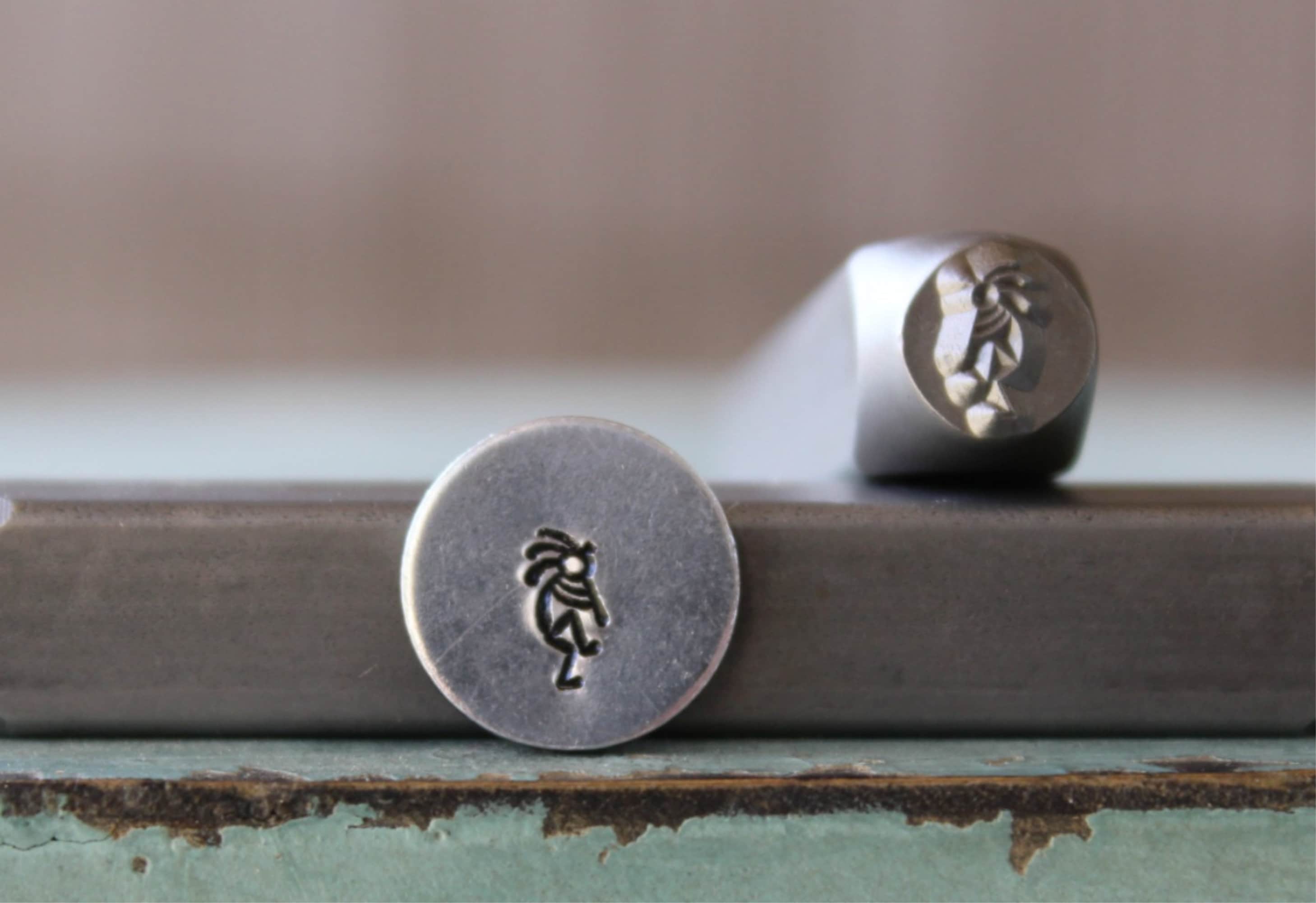 Настенная штамповка. Металлические марки. Копия марки металлическая. Металлические марки. Punch stamp holder.