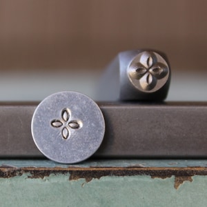 5mm Einfache Blume 2 Markierung Metall Design Stempel - Versorgung Guy Stempel - SGCH-453