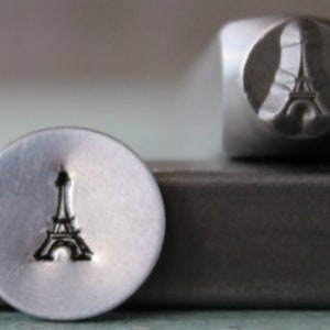以下が含まれることがあります： エッフェル塔のデザインが施された金属製のスタンプ。金属に刻印するために使用されます。