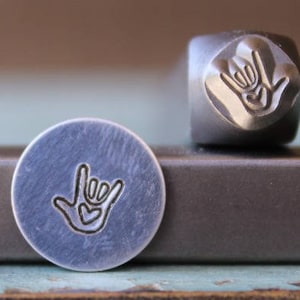 6 mm Język migowy Symbol Kocham Cię Metalowy znaczek projektowy - Znaczek Supply Guy - SGCH-152