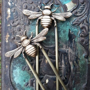 One 5" brass honey bee hair fork