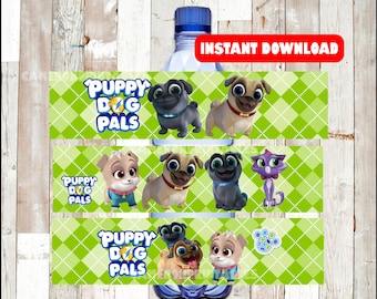 Puede incluir: Etiquetas de botellas de agua imprimibles con los personajes de la caricatura "Puppy Dog Pals". Las etiquetas son verdes con un patrón de diamantes y presentan el texto "Puppy Dog Pals".