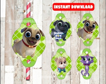 Puede incluir: Toppers de paja imprimibles con personajes de la caricatura "Puppy Dog Pals". Los toppers son verdes con un patrón de diamantes y presentan imágenes de los personajes, incluyendo un pug, un gato y un perro. El texto "Puppy Dog Pals" también está incluido en uno de los toppers.