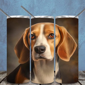 Puede incluir: Tres vasos de acero inoxidable con una ilustración de un perro beagle marrón y blanco. El perro tiene orejas marrones, un hocico blanco y ojos marrones. El fondo es de color marrón y beige.