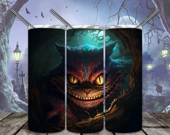 Könnte beinhalten: Drei Edelstahlbecher mit einem gruseligen Halloween-Design, das eine Grinsekatze mit leuchtenden Augen und einem bedrohlichen Grinsen zeigt. Die Katze ist vor einem dunklen, schattenhaften Hintergrund mit einem Hauch von Grün und Rot platziert.