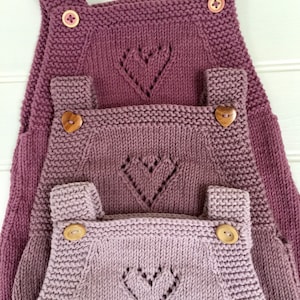 Macacão de bebê tricotado à mão: macacão de algodão com detalhe de coração