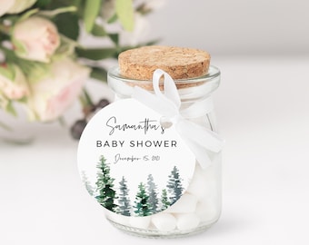 Op de afbeelding: Een wit rond cadeau-etiket met een aquarel-illustratie van een bos met groene en blauwe bomen. Het etiket zegt "Samantha's Baby Shower" en "15 december 2021".