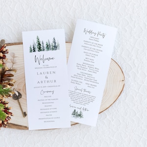 Op de afbeelding: Een programma voor een huwelijksceremonie met een aquarel-illustratie van dennenbomen. Het programma bevat de namen Lauren en Arthur, de datum 15 augustus 2019 en de locatie Greenville, NY. Het programma bevat ook de volgorde van de ceremonie, de bruiloftspartij en speciale dankbetuigingen.