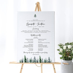 Puede incluir: Un cartel de bienvenida de boda con un tema de bosque. El cartel está en un caballete y presenta una ilustración de acuarela de pinos. El texto en el cartel dice "Bienvenido a la celebración de la boda de Elizabeth & Jonathan, 21 de enero de 2021 | Nueva York". El cartel también enumera los miembros de la fiesta de bodas y los detalles de la ceremonia.