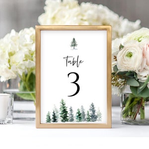 Numeri di tavolo rustici modificabili Modello di carta di numero di tavolo di matrimonio personalizzato stampabile stampabile - Albero di pino Foresta bosco sempreverde Inverno