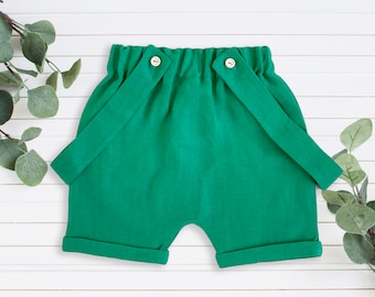 Short bretelles en lin garçon, short vert avec bretelles, short pour enfants, short garçon, vêtements en lin de bébé garçon, tenue de porteur de bague mariage