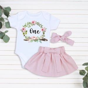 Lino, traje de niña de 1er cumpleaños, traje de cumpleaños boho, cumpleaños de niña, traje rosa, flores, plumas, body de 1er cumpleaños, diadema