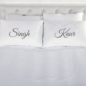 Singh & Kaur Kissenbezüge | Seine + ihn | Personalisierte Kopfkissenbezug | Hochzeits-Geschenk | Bett Dekor | Jahrestagsgeschenk | Paare-Geschenk