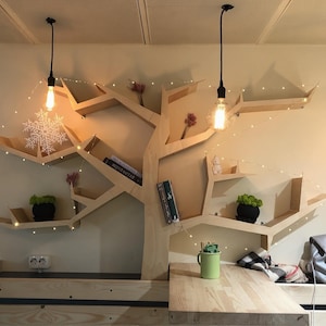 K&ouml;nnte beinhalten: Rustikales Holzschild mit dem Text "Welcome to our home" in handschriftlichem Stil. Das Schild hat eine Used-Optik und ein schlichtes, einladendes Design, perfekt f&uuml;r eine Veranda oder einen Eingangsbereich.