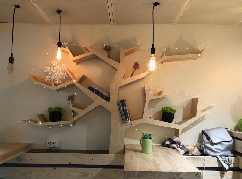 K&ouml;nnte beinhalten: Rustikales Holzschild mit dem Text "Welcome to our home" in handschriftlichem Stil. Das Schild hat eine Used-Optik und ein schlichtes, einladendes Design, perfekt f&uuml;r eine Veranda oder einen Eingangsbereich.