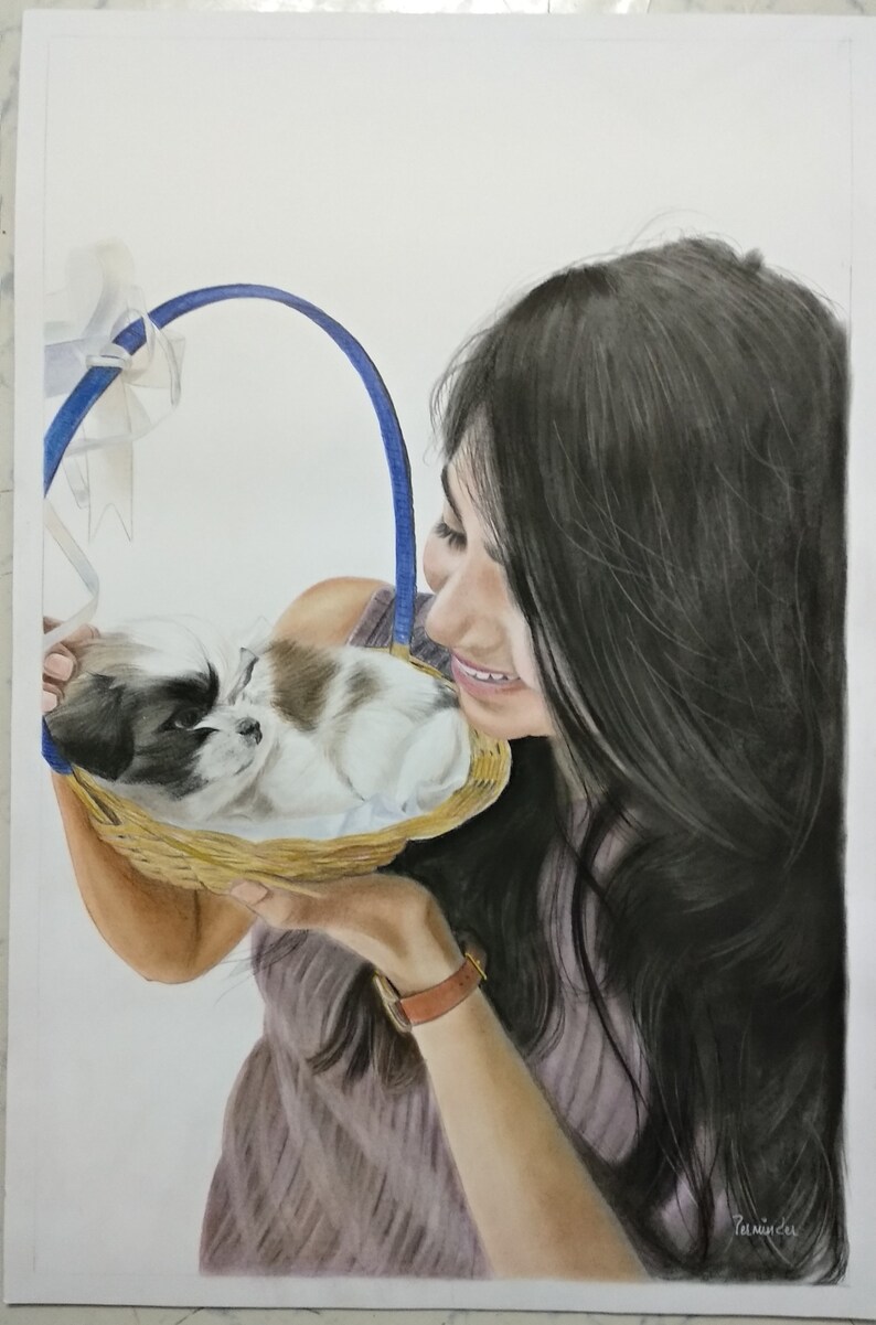 Pu&ograve; includere: Una donna con lunghi capelli scuri tiene un cesto di vimini con un piccolo cucciolo bianco e marrone al suo interno. La donna sorride e guarda il cucciolo. Il cesto ha un manico blu e un nastro bianco.