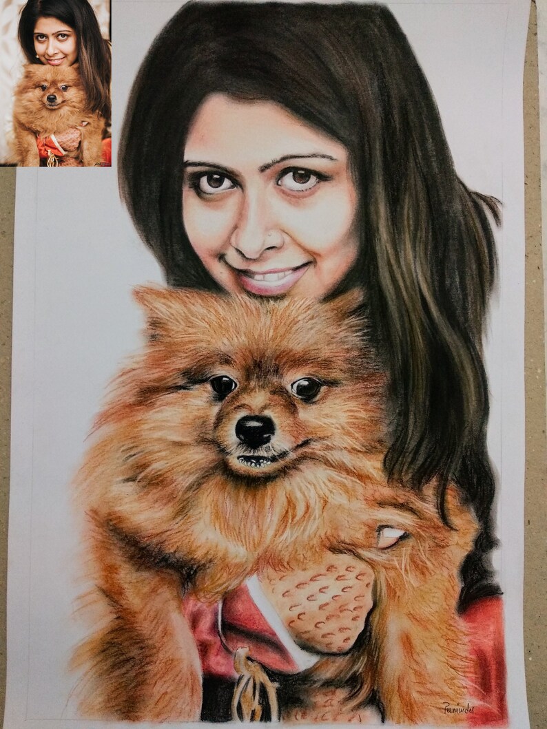 Pu&ograve; includere: Un disegno a matita colorata di una donna con lunghi capelli castani che tiene un piccolo cane marrone e bianco. La donna sorride e il cane guarda lo spettatore.