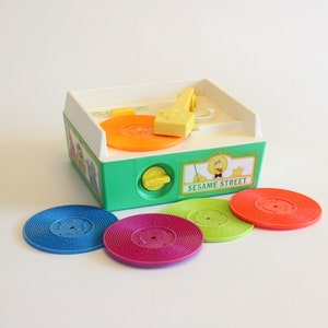 Plays EXCELLENT! Vintage Fisher Price #995 Sesame Street Music Box