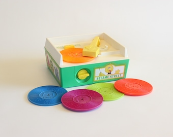 Plays EXCELLENT! Vintage Fisher Price #995 Sesame Street Music Box RECORD Player, 1984-1987, Made in USA