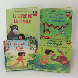 Peut inclure: Quatre livres pour enfants vintage mettant en scène les personnages du Livre de la Jungle, Mowgli, Baloo, Kaa et Shere Khan. Les livres sont verts avec des illustrations colorées et du texte en français. Les titres sont "Le Livre de la Jungle", "L'escapade du louveteau", "Mowgli et Kaa le python", et "Mowgli et l'éléphanteau perdu".