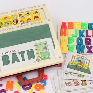 En ANGLAIS! Pupitre Fisher Price vintage #176 School Days Play Desk, Cartes en ANGLAIS, 1972, Fabriqué aux États-Unis