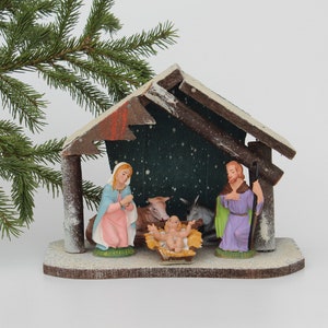 Splendid SMALL Vintage NATIVITY Scene, 5 Plastic Figurines in a Wooden Manger, CHRISTMAS Ornaments, Made in Italy