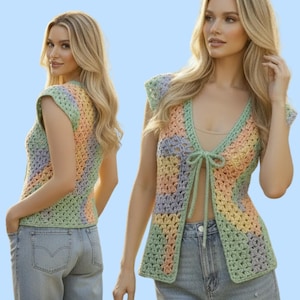 Peut inclure: Un haut sans manches en crochet, ouvert sur le devant, aux couleurs pastel de vert, pêche, lavande et jaune. Le haut a une encolure en V avec une fermeture à nouer et est porté avec un jean bleu. Le motif en crochet est visible.