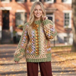 Peut inclure: Un pull crochet multicolore avec un col et des poignets verts. Le pull présente un motif patchwork avec des carrés de couleurs pastel, dont vert, jaune, lavande et beige. Le pull est porté par une personne.