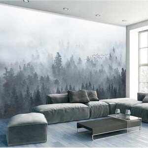 Puede incluir: Un mural fotogr&aacute;fico que representa una escena de bosque brumoso con un esquema de color gris y blanco. El bosque est&aacute; lleno de &aacute;rboles altos y una bandada de p&aacute;jaros volando por encima. El mural es perfecto para agregar un toque de naturaleza a cualquier habitaci&oacute;n.