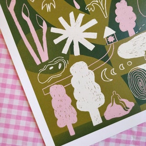 K&ouml;nnte beinhalten: Ein gr&uuml;ner und rosa abstrakter Druck mit einem fantasievollen Design mit B&auml;umen, Blumen, Wolken und einem kleinen Haus. Der Druck hat einen handgezeichneten, blockgedruckten Stil.