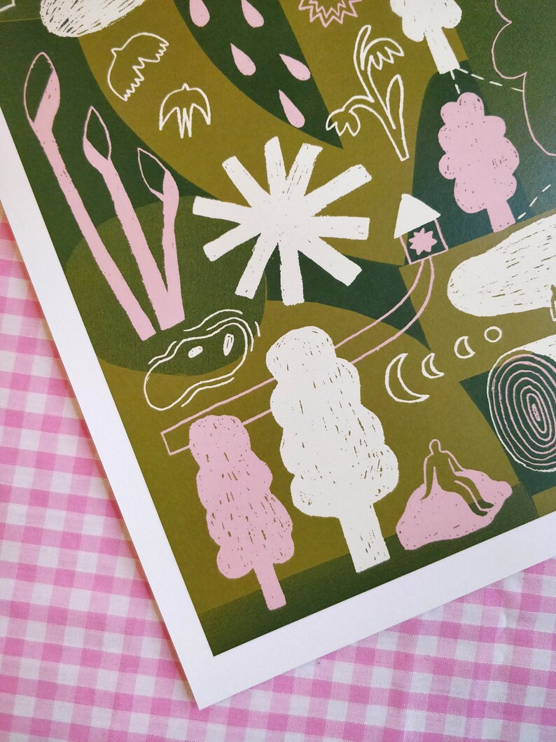 K&ouml;nnte beinhalten: Ein gr&uuml;ner und rosa abstrakter Druck mit einem fantasievollen Design mit B&auml;umen, Blumen, Wolken und einem kleinen Haus. Der Druck hat einen handgezeichneten, blockgedruckten Stil.