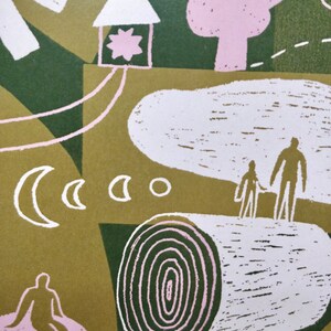 K&ouml;nnte beinhalten: Eine gr&uuml;ne, braune und rosafarbene Illustration einer Waldszene mit einem Haus, einem Baum, einem Baumstamm und zwei Figuren. Die Illustration ist im skurrilen Stil mit einfachen Formen und Linien gehalten.