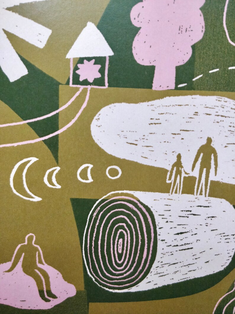 K&ouml;nnte beinhalten: Eine gr&uuml;ne, braune und rosafarbene Illustration einer Waldszene mit einem Haus, einem Baum, einem Baumstamm und zwei Figuren. Die Illustration ist im skurrilen Stil mit einfachen Formen und Linien gehalten.