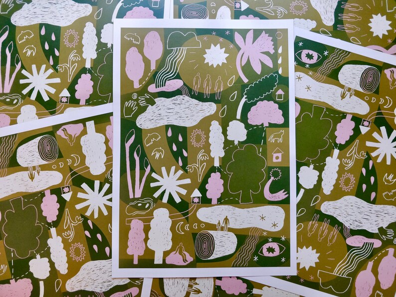 K&ouml;nnte beinhalten: Ein gr&uuml;ner und rosa illustrierter Druck mit einem fantasievollen Design mit B&auml;umen, Wolken, Sternen und anderen naturinspirierten Elementen. Der Druck hat einen wei&szlig;en Rand.