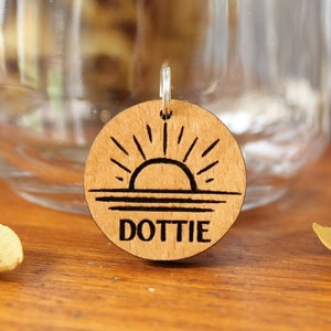 Sunshine Dog ID Tag, Holz Hundemarke, Hund Identifikation Tag, Hund Namensschild, Sun Lover Pet Tag