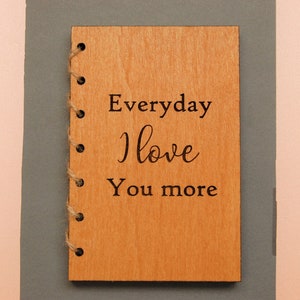Everyday I Love You More, Personnalisé, Carte de La Saint-Valentin, Carte en bois, Cadeau de La Saint-Valentin, Carte anniversaire, Cadeau anniversaire, 5ème anniversaire