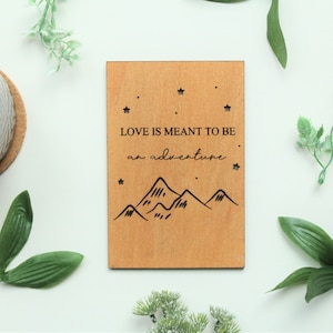 Liefde is bedoeld als een avontuurlijke houten kaart [aangepaste jubileumkaart, 5e verjaardag, 5-jarig jubileumkaart, houten jubileumcadeau]